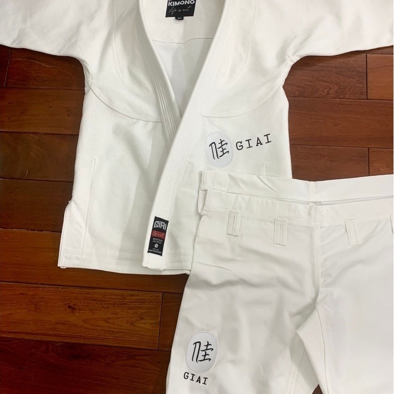 Bộ Gi BJJ màu trắng logo Giai chữ Nôm