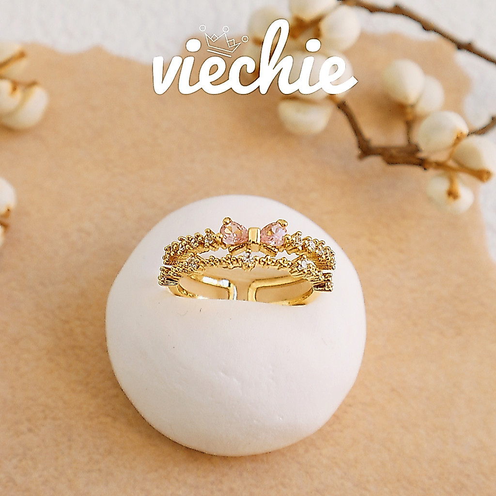 [FREESIZE] Nhẫn nữ TWINKLE nơ đá hồng mạ vàng 18K VIECHIE R0180