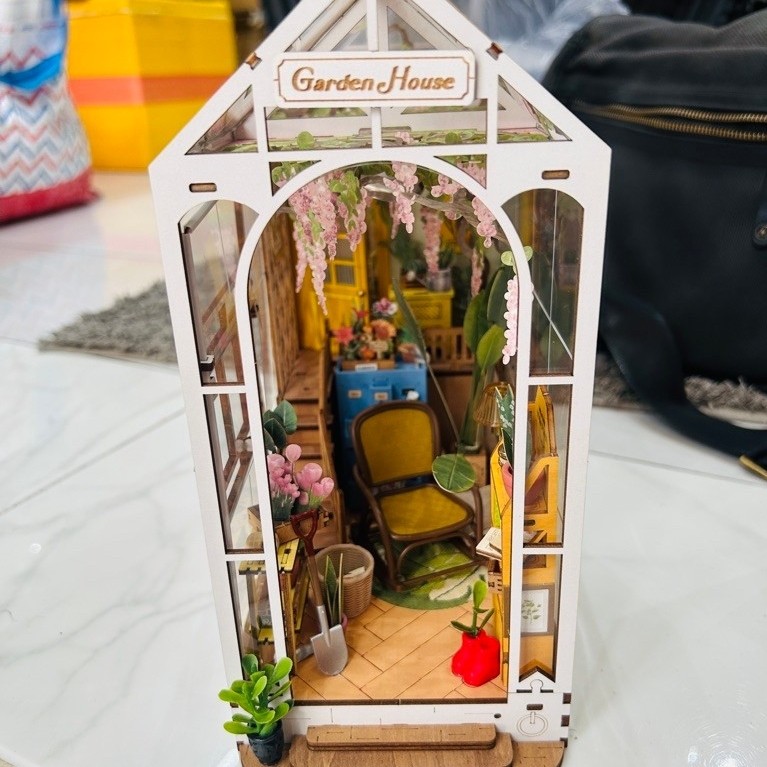 Mô hình lắp ráp bằng gỗ Book Nook Rolife Holiday Garden House của hãng Robotime