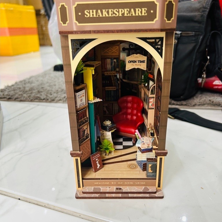 Mô hình lắp ráp gỗ Book Nook Rolife Bookstore TGB07 (được lấy cảm hứng từ hiệu sách cổ điển Shakespe