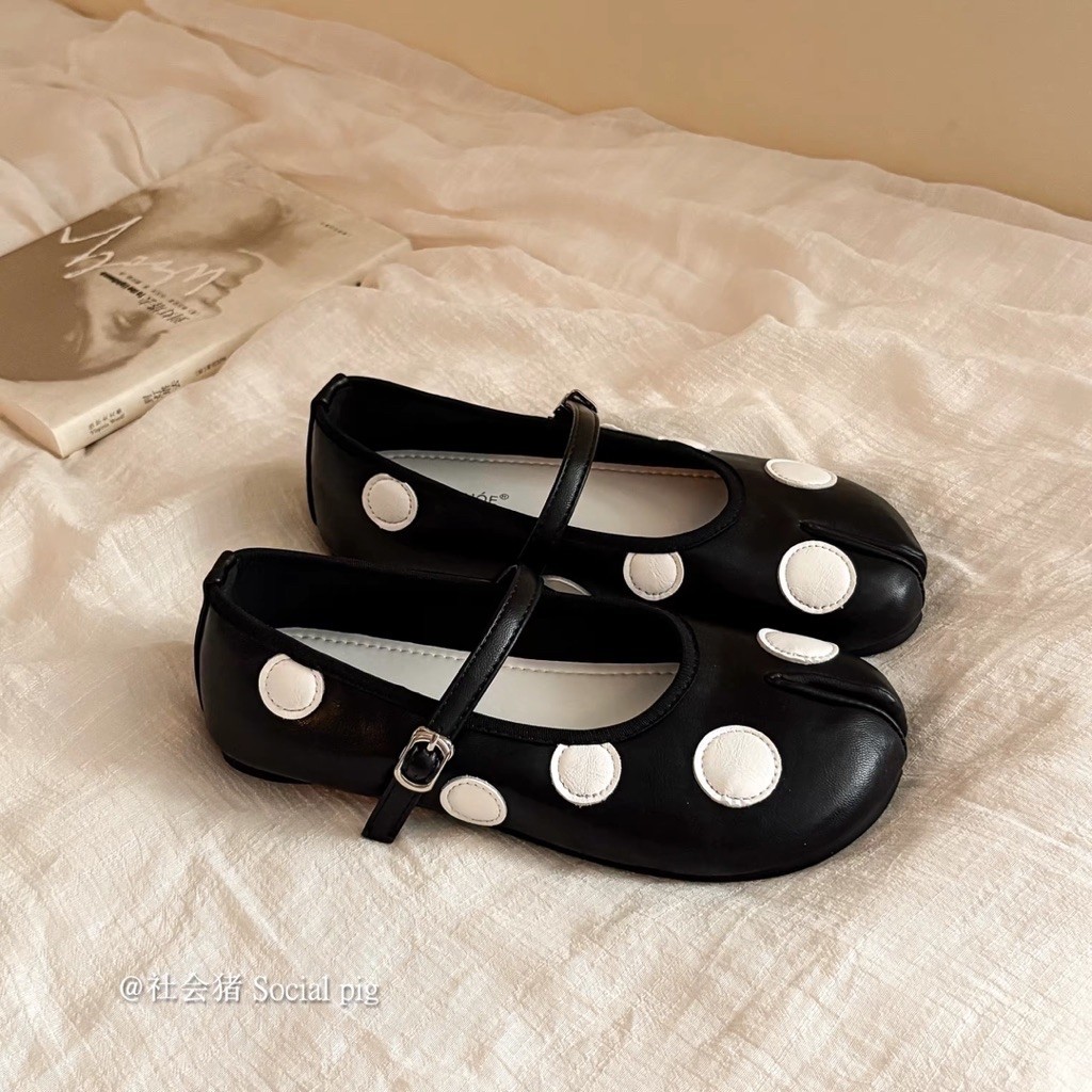 Tabi shoes - Giày móng ngựa chất da hoạ tiết chấm bi màu sắc basic