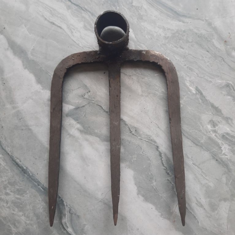 Cuốc chỉa 3 răng thép nhíp