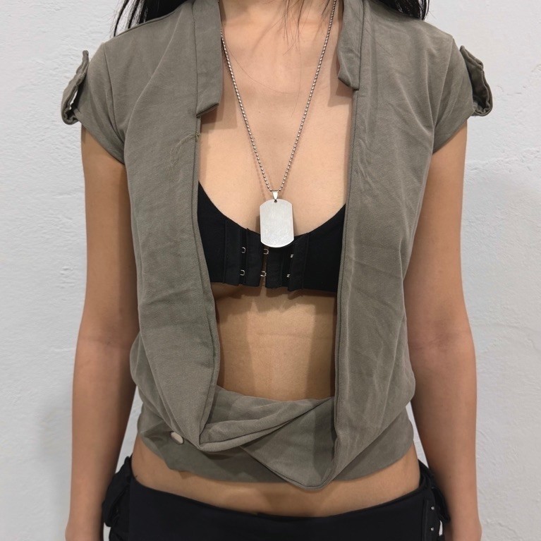 Áo bolero nữ cropped tay ngắn dáng nhún màu olive trầm - AOIZONE POISON BABY TOP