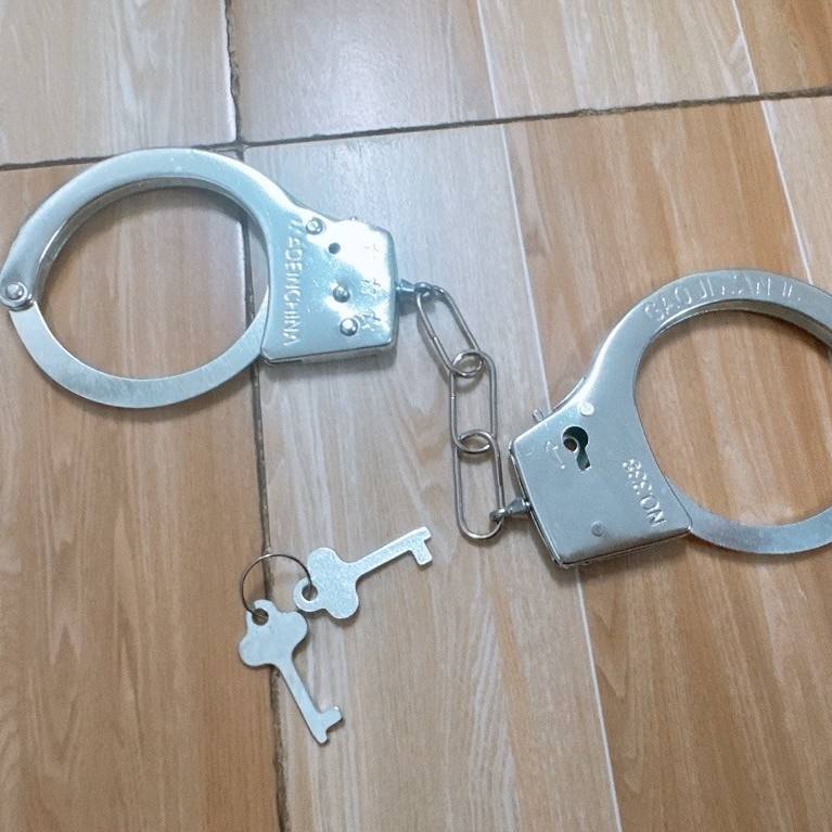Đồ chơi còng tay số 8 nhập vai -kim loại cứng kèm chìa khoá
