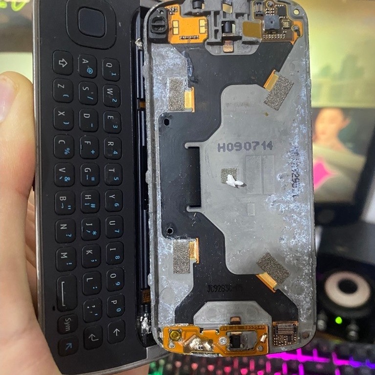 Xác Nokia N97 còn lại như hình, bấm còn thấy rung không thấy lên đèn hay sáng phím gì cả, k bin k nắ