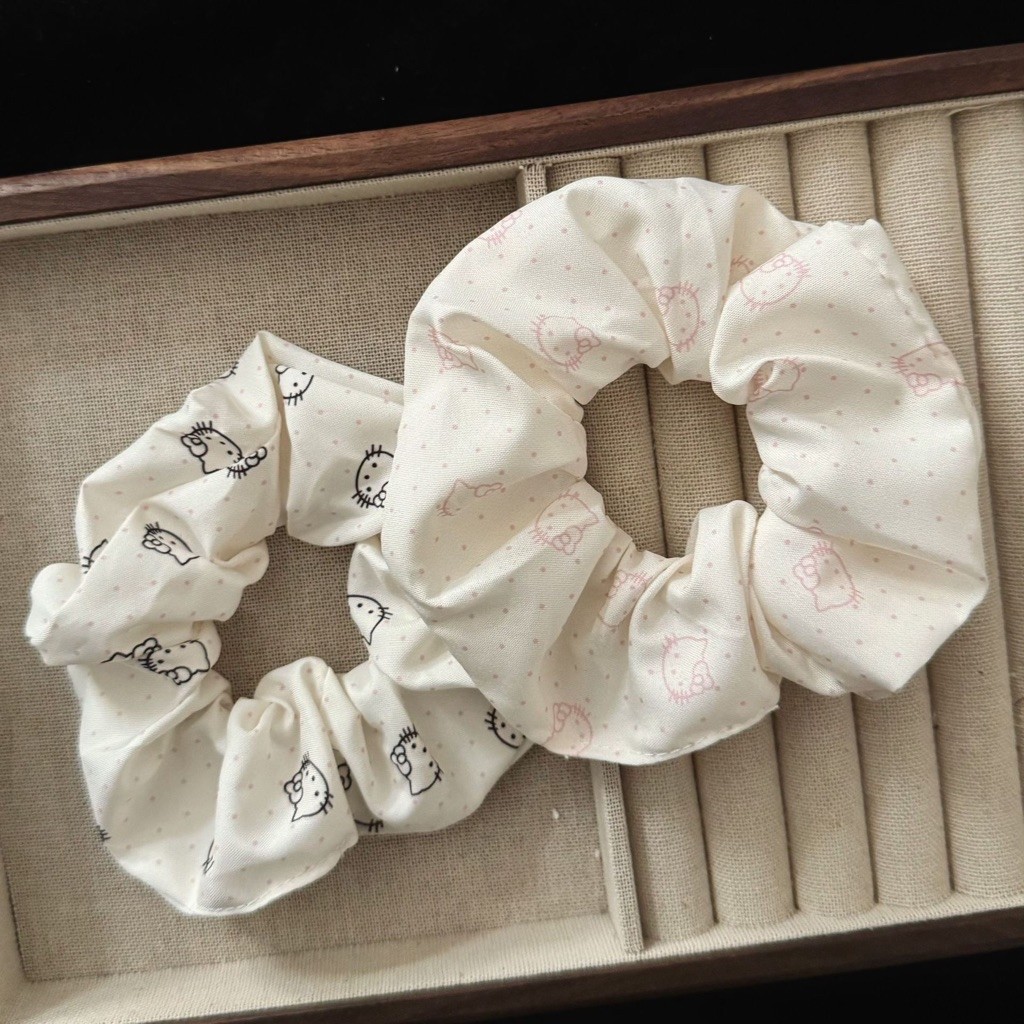 Scrunchies hoạ tiết mèo Hello Kitty chấm bi