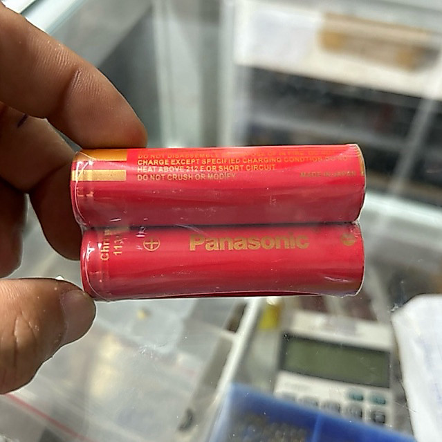 2 Pin sạc panasonic 18650 li-on 3.7~4.2V 7000mAh - đầu lồi