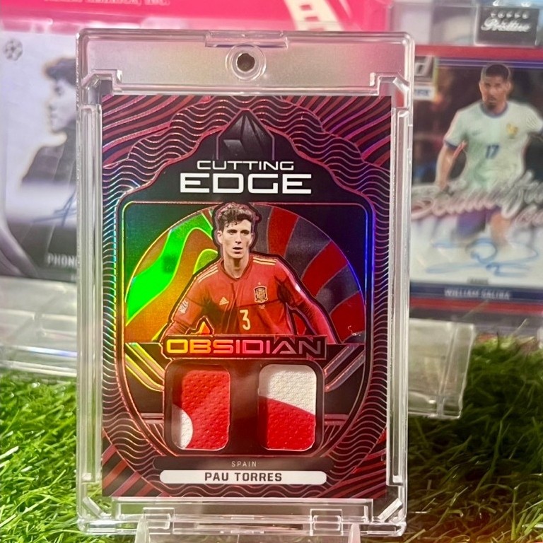 Thẻ bóng đá Pau Torres Mảnh Áo /10 Panini Obsidian 2021/22
