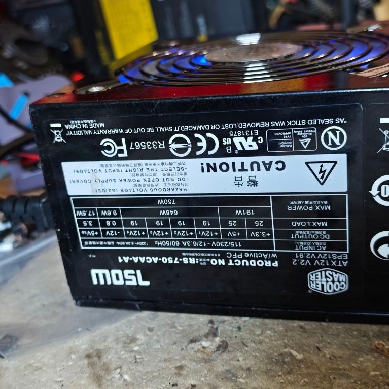 nguồn Cooler Master 750w có led siêu đẹp.quạt chạy rất êm.