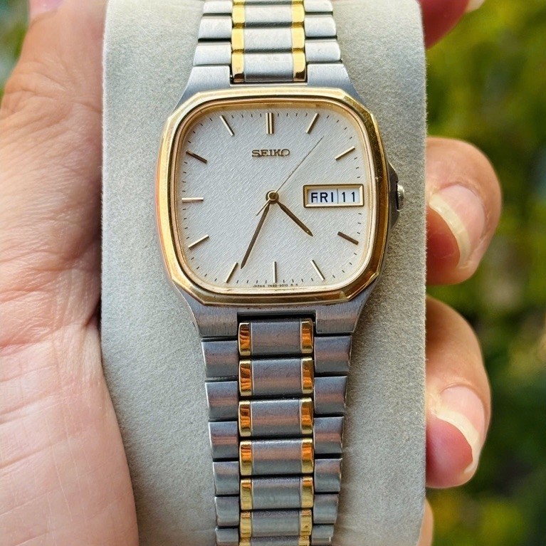 Đồng hồ Seiko Quartz Textured quartz Full Titanium kính saphia, mặt vân lụa đan, bọc vàng SGP 30mc
