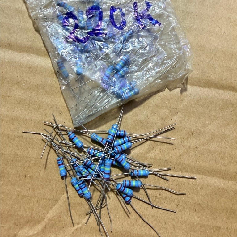 Set 50 con điện trở 220K 1/2W