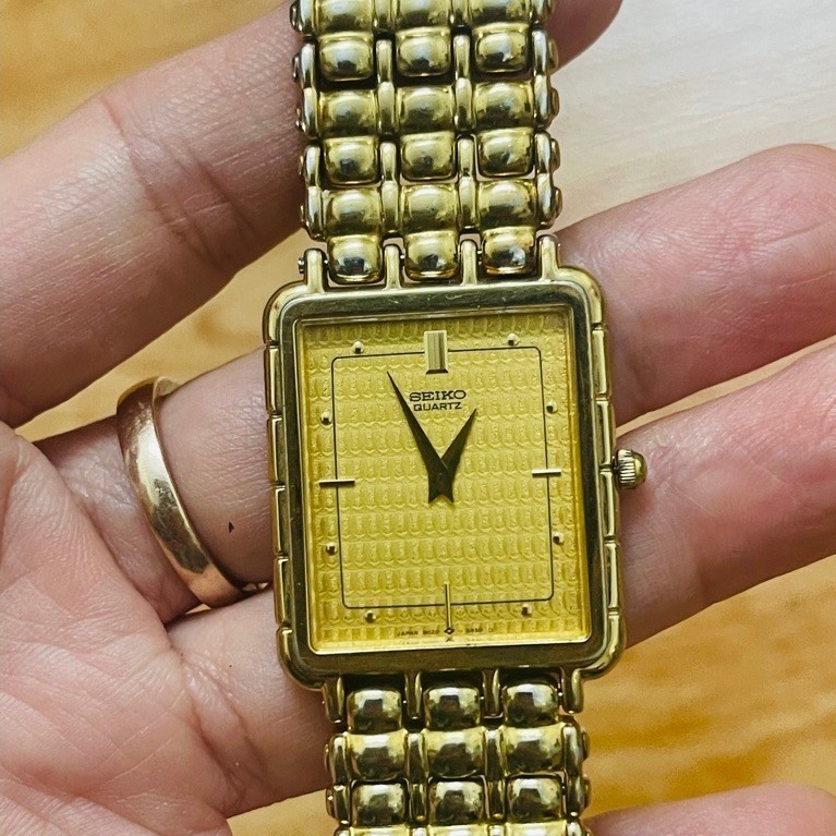 Đồng hồ NỮ Seiko dáng tank mặt vàng lên tay đẹp.