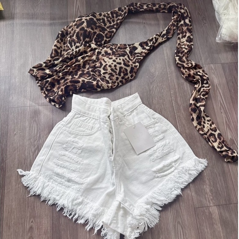 Set áo lưới cổ yếm hoạ tiết có mút kèm quần short jean 4 nút