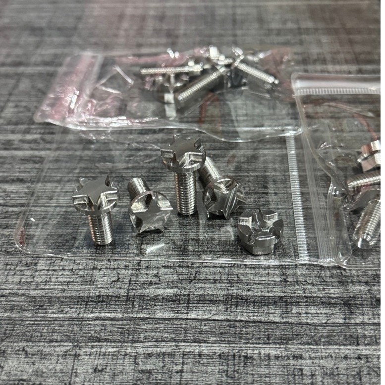 Ốc chống hack heo 128 racing mẫu ngôi sao kèm tool mở