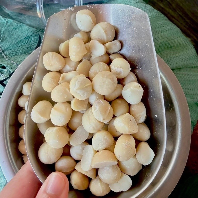 Nhân Macca vỡ đôi