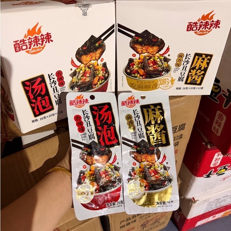 Hộp 20 Gói Đậu Hũ Thối Trường Sa Hầm Sốt Cay Hiệu COOLLALA Ăn Liền ( 1 gói 26gr)
