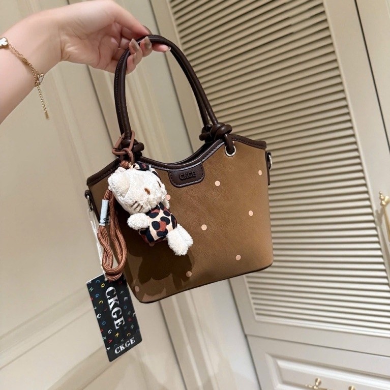 Túi CKGE Nâu Chấm Bi Dáng Làn Tặng Charm kitty M3527