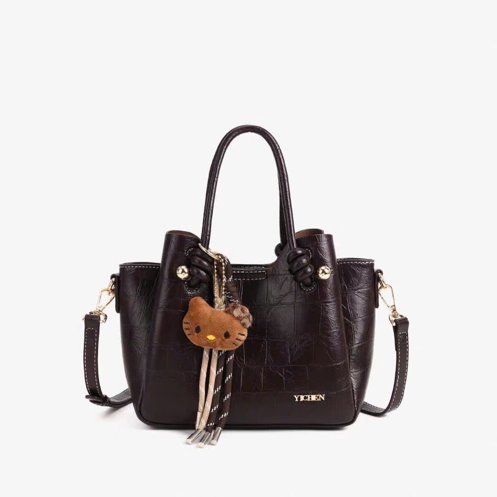 Túi dáng giỏ Yichen vân Da cs Nâu size 23cm kèm Charm Kitty Nâu