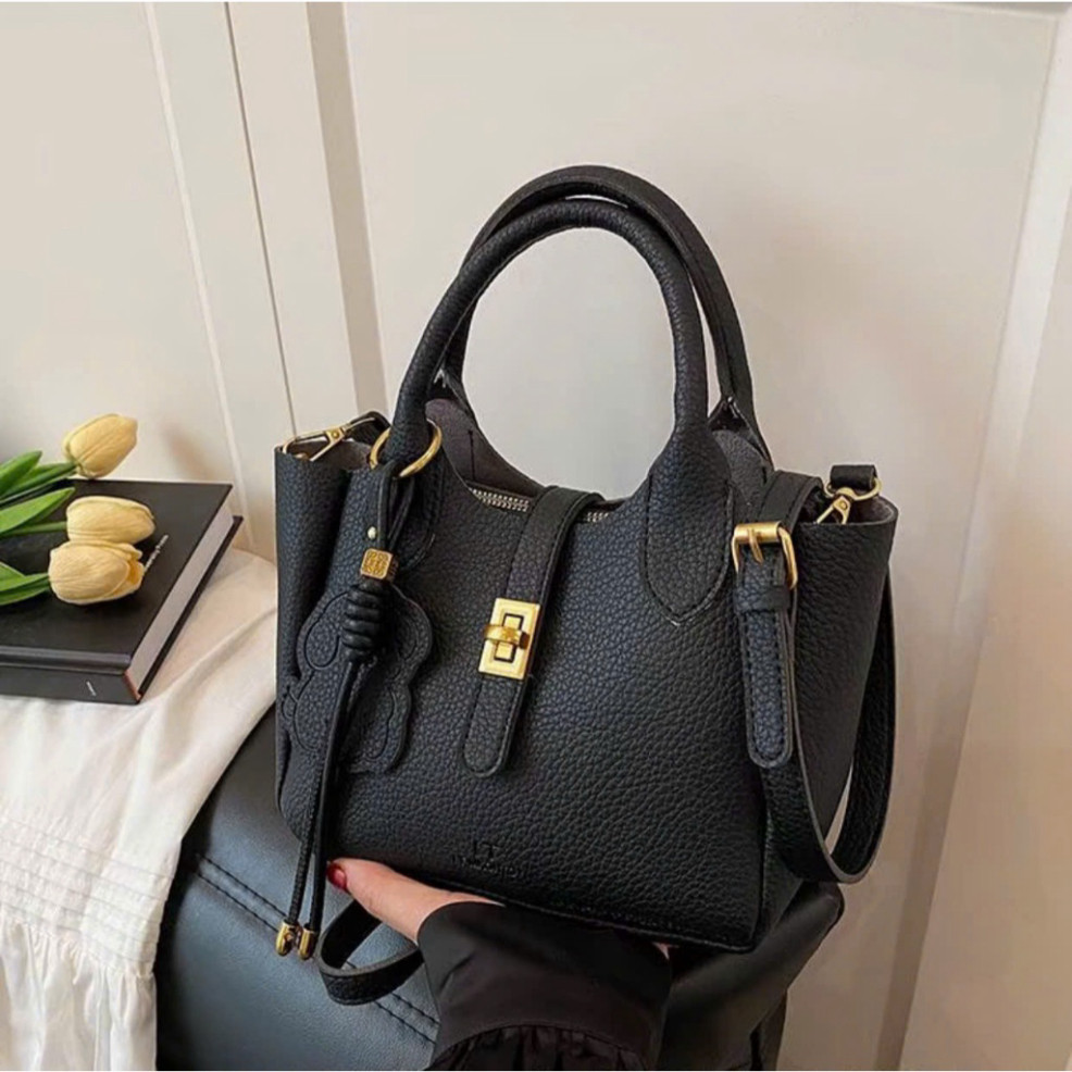 ( QUÀ TẶNG MẸ) Túi Xách Nữ Da PU Khóa Vàng Xoay Cao Cấp Kèm Charm Gấu - DK363 | BigBuy360 - bigbuy360.vn