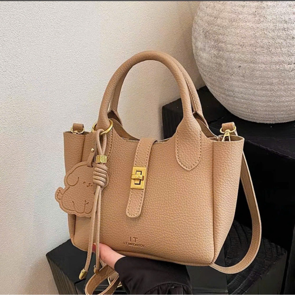 ( QUÀ TẶNG MẸ) Túi Xách Nữ Da PU Khóa Vàng Xoay Cao Cấp Kèm Charm Gấu - DK363 | BigBuy360 - bigbuy360.vn