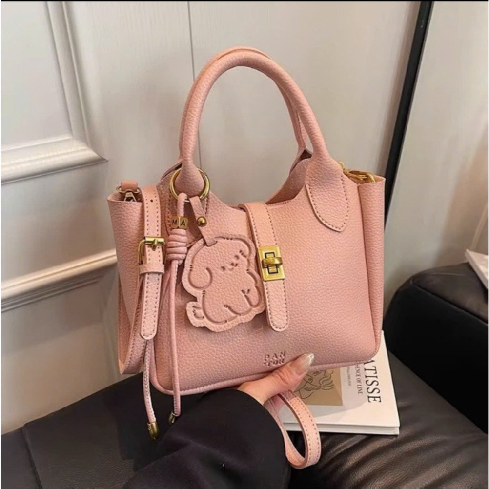 ( QUÀ TẶNG MẸ) Túi Xách Nữ Da PU Khóa Vàng Xoay Cao Cấp Kèm Charm Gấu - DK363 | BigBuy360 - bigbuy360.vn