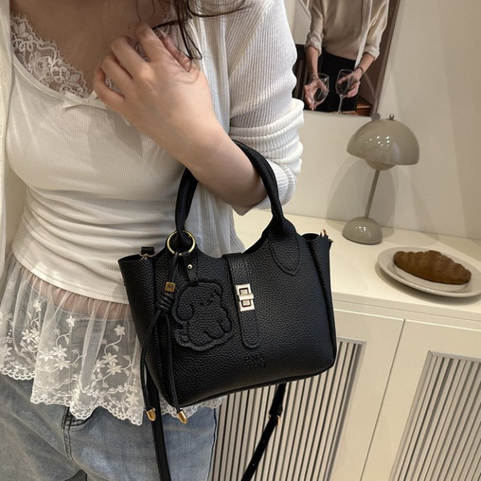 ( QUÀ TẶNG MẸ) Túi Xách Nữ Da PU Khóa Vàng Xoay Cao Cấp Kèm Charm Gấu - DK363 | BigBuy360 - bigbuy360.vn