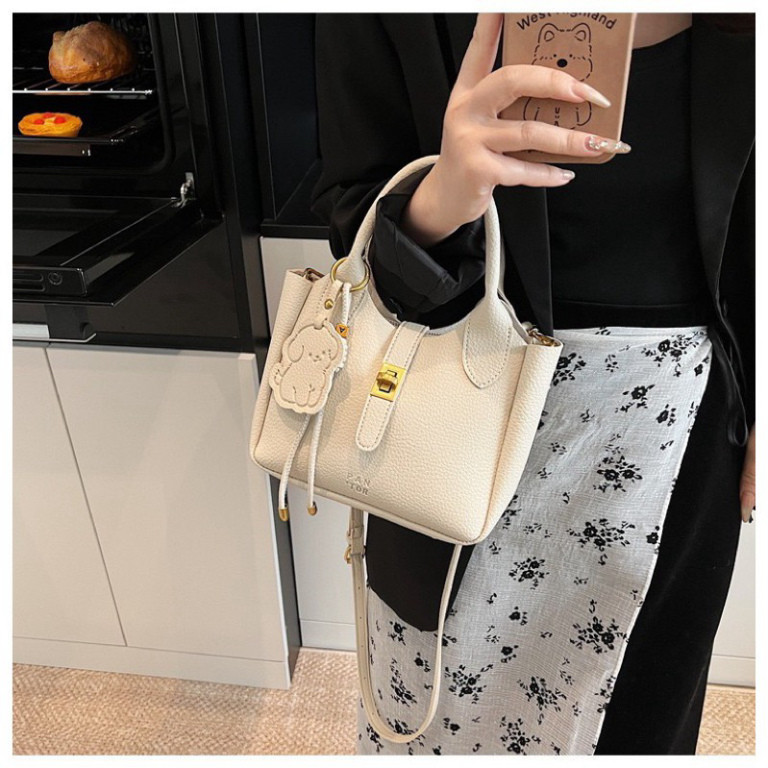 ( QUÀ TẶNG MẸ) Túi Xách Nữ Da PU Khóa Vàng Xoay Cao Cấp Kèm Charm Gấu - DK363 | BigBuy360 - bigbuy360.vn