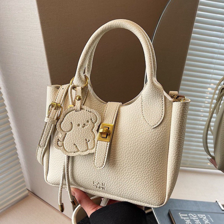 ( QUÀ TẶNG MẸ) Túi Xách Nữ Da PU Khóa Vàng Xoay Cao Cấp Kèm Charm Gấu - DK363 | BigBuy360 - bigbuy360.vn