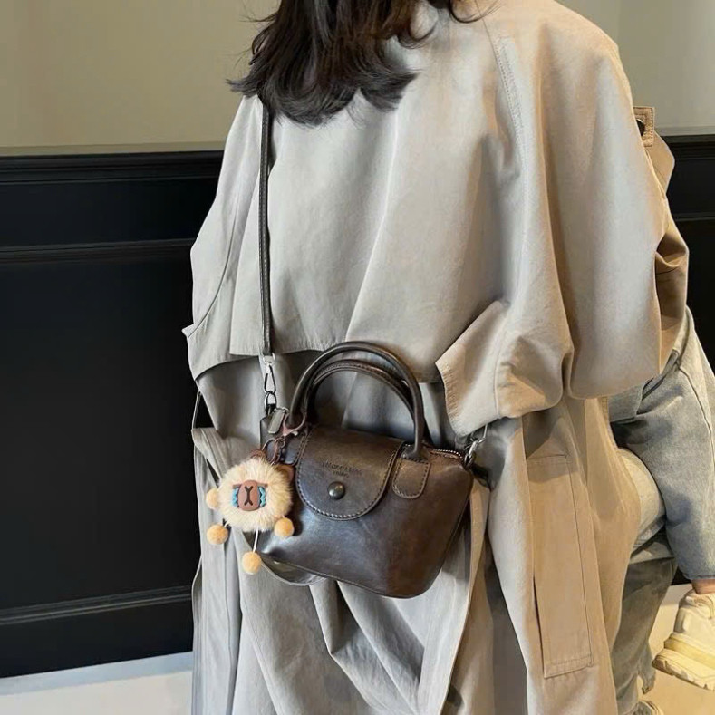 Túi Xách Nữ Da PU Cao Cấp Kèm Charm Gấu Bông - Túi Xách Tay Nắp Gập Thời Trang - DK017 | BigBuy360 - bigbuy360.vn