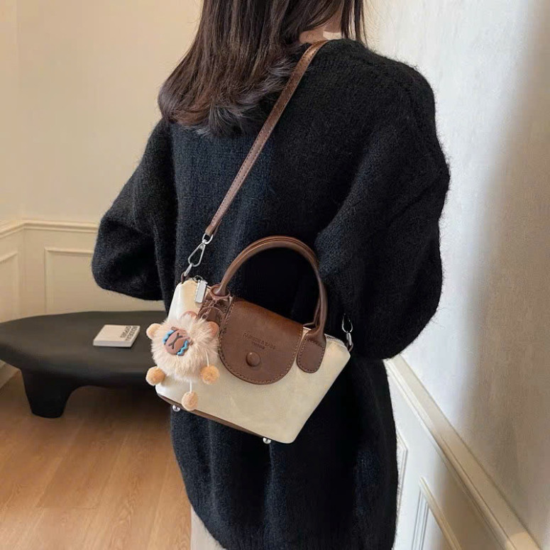 Túi Xách Nữ Da PU Cao Cấp Kèm Charm Gấu Bông - Túi Xách Tay Nắp Gập Thời Trang - DK017 | BigBuy360 - bigbuy360.vn