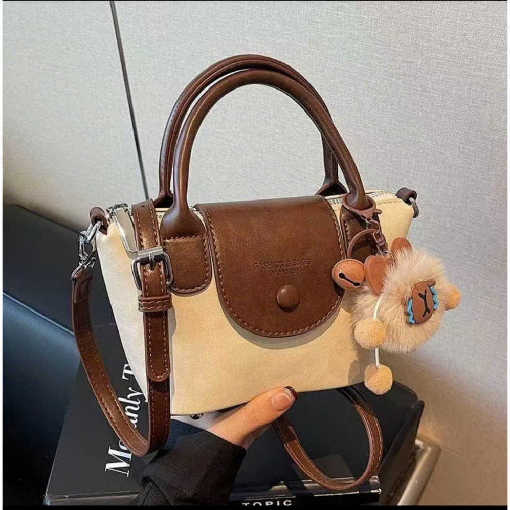 Túi Xách Nữ Da PU Cao Cấp Kèm Charm Gấu Bông - Túi Xách Tay Nắp Gập Thời Trang - DK017 | BigBuy360 - bigbuy360.vn
