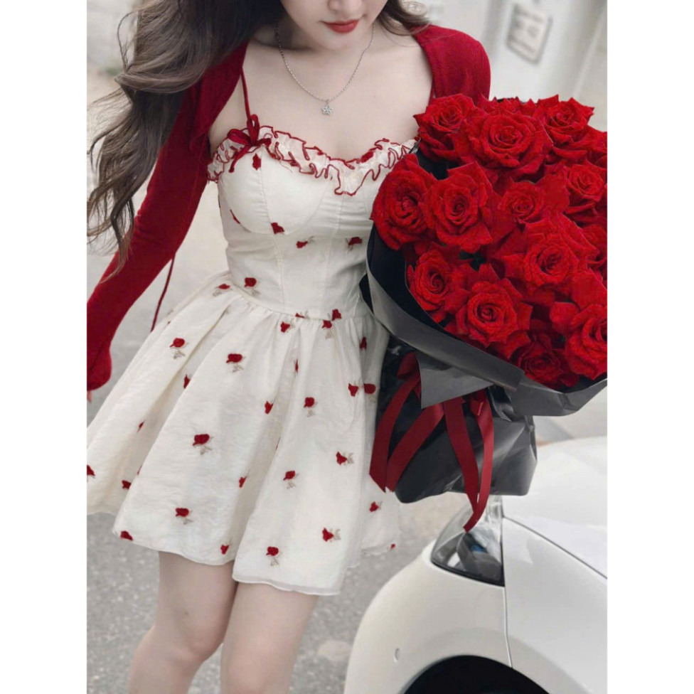 Đầm thời trang mini 2 dây nhún bèo ngực đính nơ in hoa đỏ chất tơ nến cao cấp kèm áo khoác thun gân 