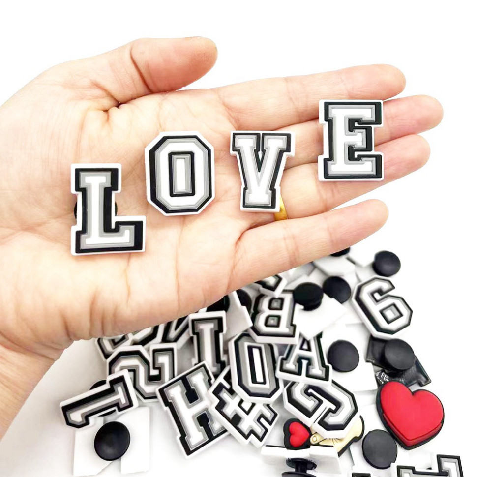 Sticker/chamr Chữ và Số gắn dép cross, dép có lỗ có sẵn nút cài siêu rẻ