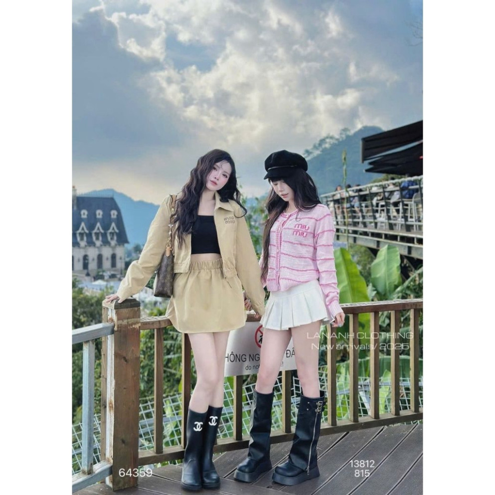 Set nâu kaki miumiu áo cropt dài tay mix chân váy ngắn .