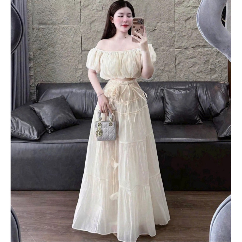 ÁO CROP TRỄ VAI TƠ CUỘN TAY BỒNG KÈM CHÂN VÁY MIDI ĐÍNH 2 HOA TƠ Shop Sam Sam Clothing