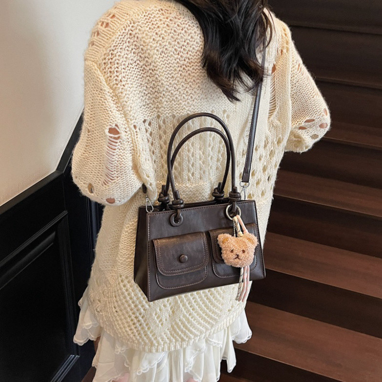 Túi xách nữ đeo vai 2 ngăn dáng hộp kèm charm gấu dễ thương khóa cúc size 25cm  - DK171 | BigBuy360 - bigbuy360.vn