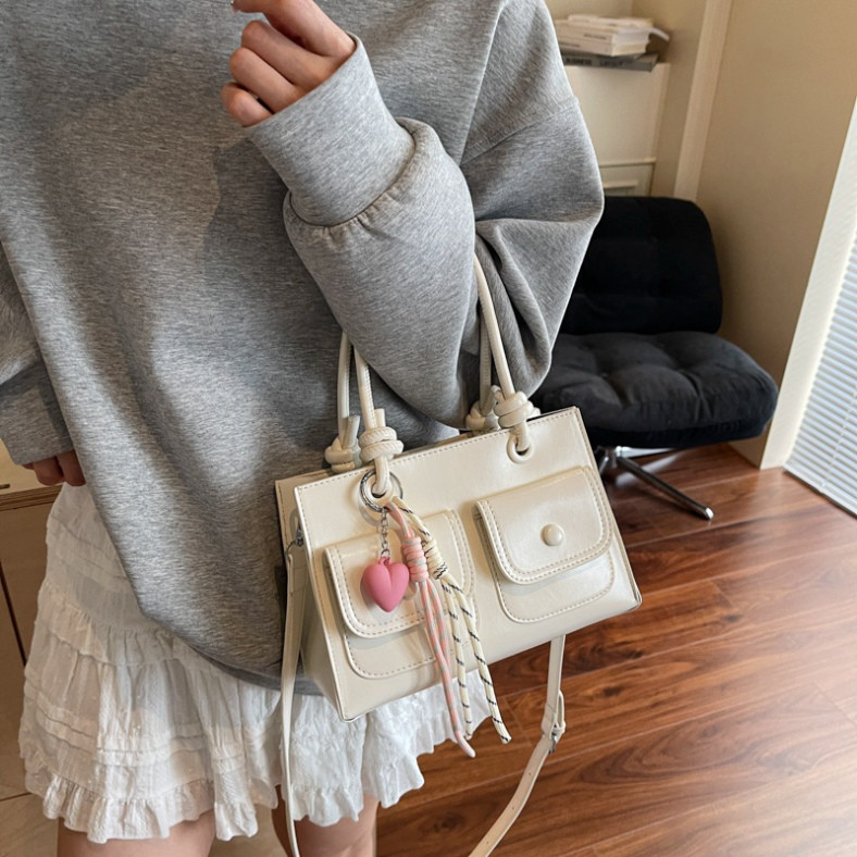 Túi xách nữ đeo vai 2 ngăn dáng hộp kèm charm gấu dễ thương khóa cúc size 25cm  - DK171 | BigBuy360 - bigbuy360.vn