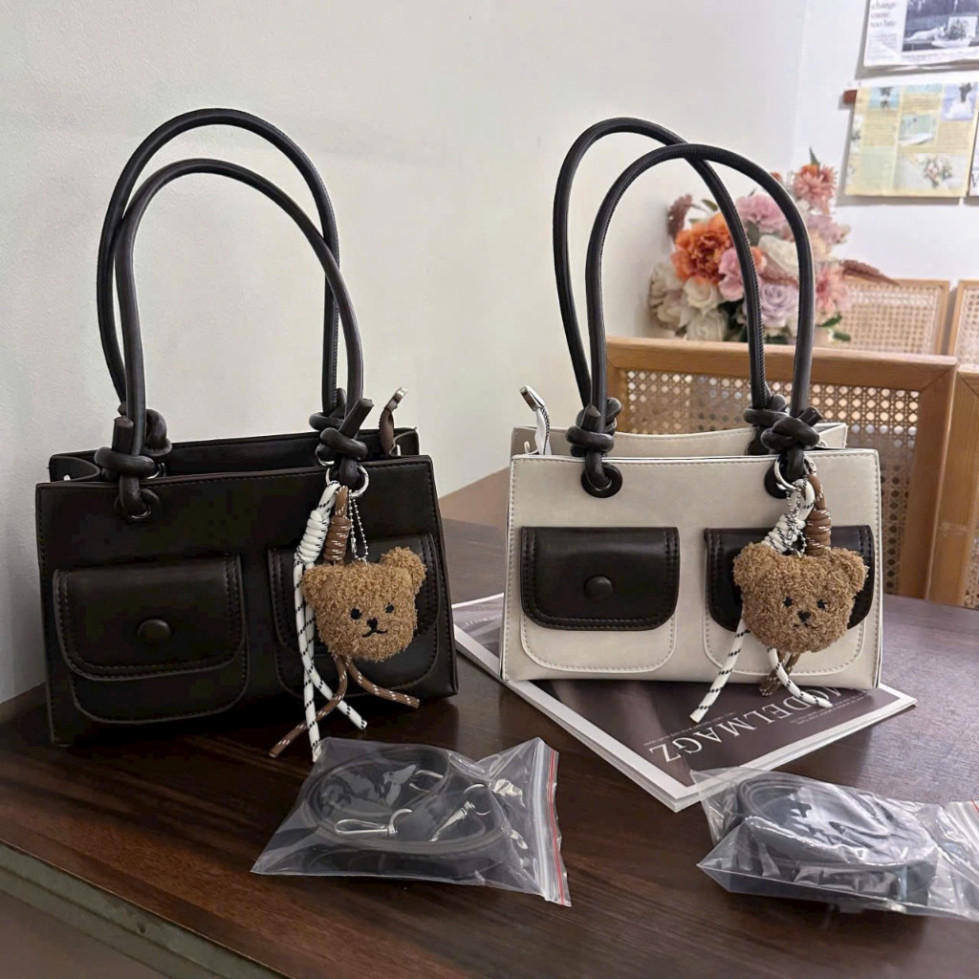 Túi xách nữ đeo vai 2 ngăn dáng hộp kèm charm gấu dễ thương khóa cúc size 25cm  - DK171 | BigBuy360 - bigbuy360.vn