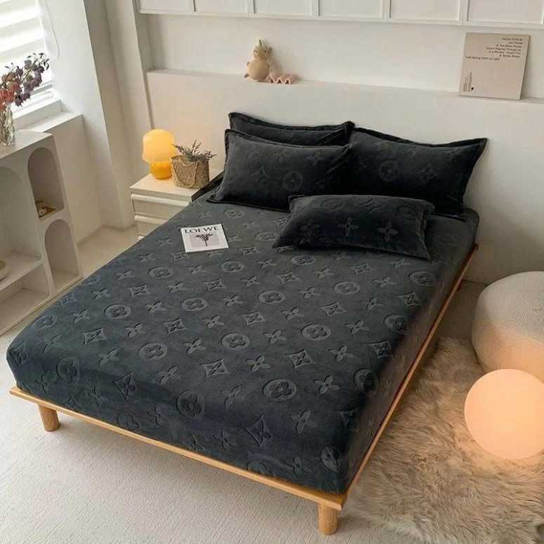 ```Bộ ga gối thương hiệu LV cao cấp, nỉ mềm mịn giữ ấm vượt trội, bao gồm 1 ga và 2 vỏ gối```