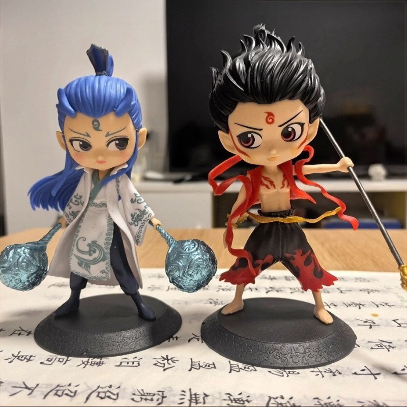 (UB) Na Tra & Ngao Bính - Mô Hình Chibi Dễ Thương - Bộ Trang Phục Đỏ Đen Rực Lửa & Áo Choàng Trắng T