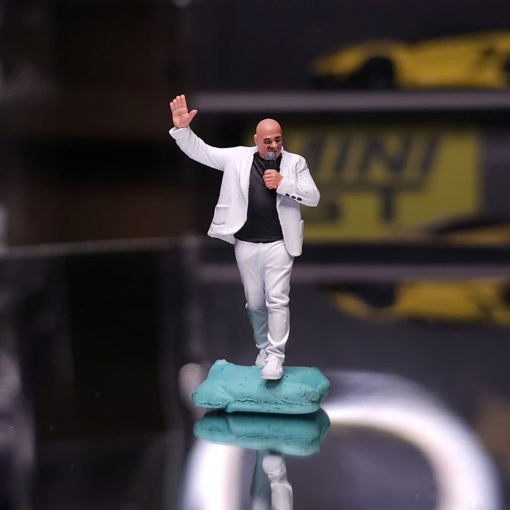 mô hình nhân vật nam 1:64 CEO Koenigsegg