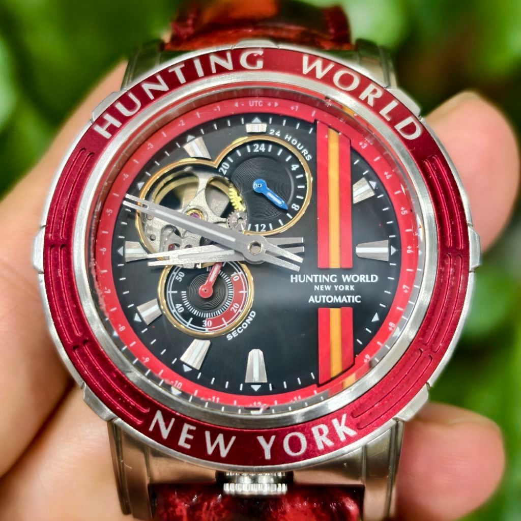 Đồng hồ Hunting World New York Automatic phong cách thể thao mạnh mẽ, thiết kế open-heart lộ tim máy