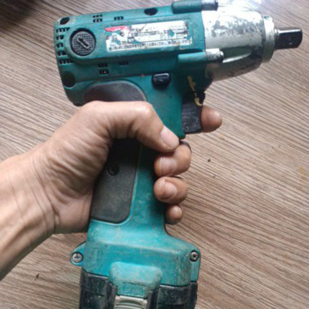 Bulong pin Makita 9.6V đầu 1/2 tặng vỏ pin