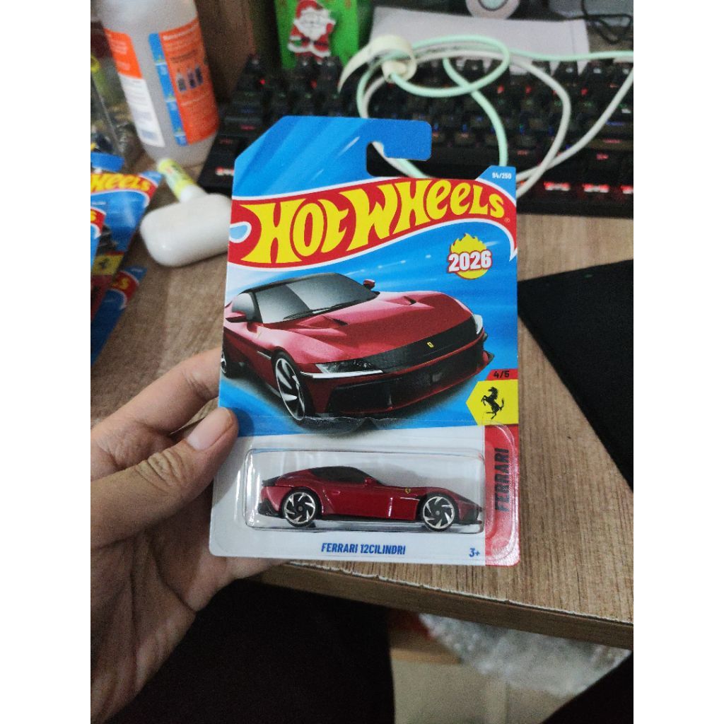 Xe hot wheels ferrari 12cilindri 2026