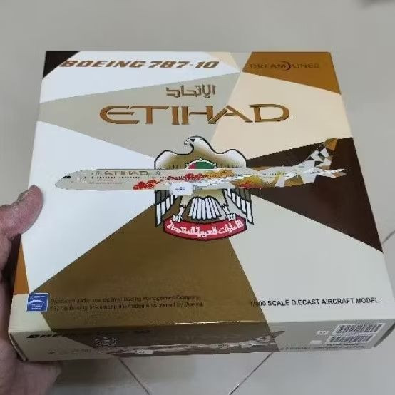 [MÔ HÌNH MÁY BAY SCALE 1:400] Mô hình máy bay Boeing 787-10 Dreamliner Etihad chính hãng JC Wings