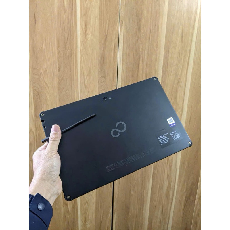 Máy tính bảng Fujitsu STYLISTIC Q739 với cấu hình Intel Core i3 thế hệ 8, RAM 4GB và SSD 128GB