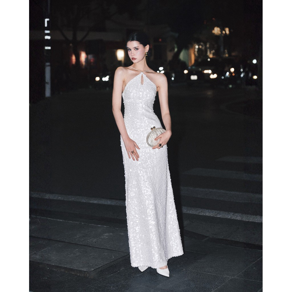 [DEZUS] Đầm Maxi Trắng Sequin Cổ Yếm DEZUS, Váy Dạ Tiệc Dáng Ôm Sang Trọng Thu Đông - ASGIR DRESS - 