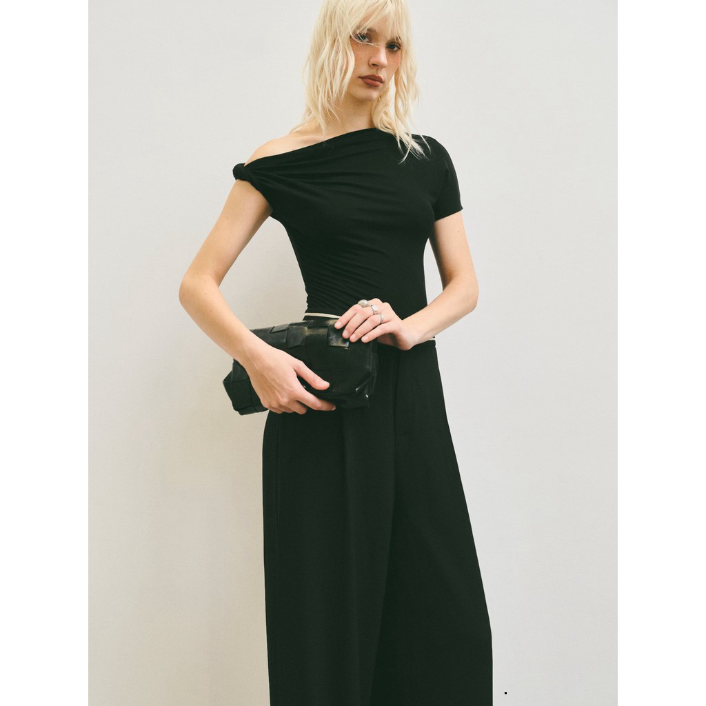 [DEZUS] Áo Thun Nữ Lệch Vai Basic, Thanh Lịch - DALIA TOP - Y1BW250423