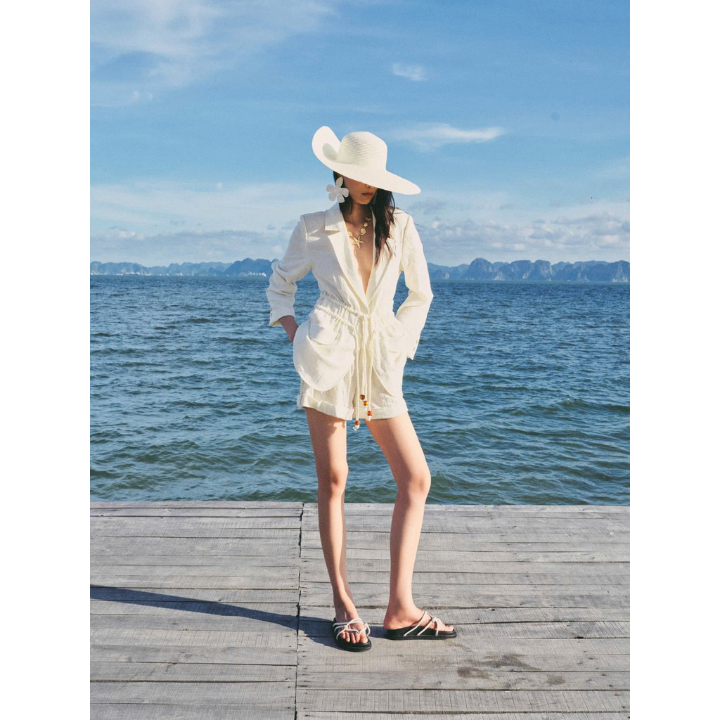 [DEZUS] Áo Cổ Vest, Quần Short DEZUS – BEZA SET -  U5BW250504 + U4SW250510 Thiết Kế Sang Trọng