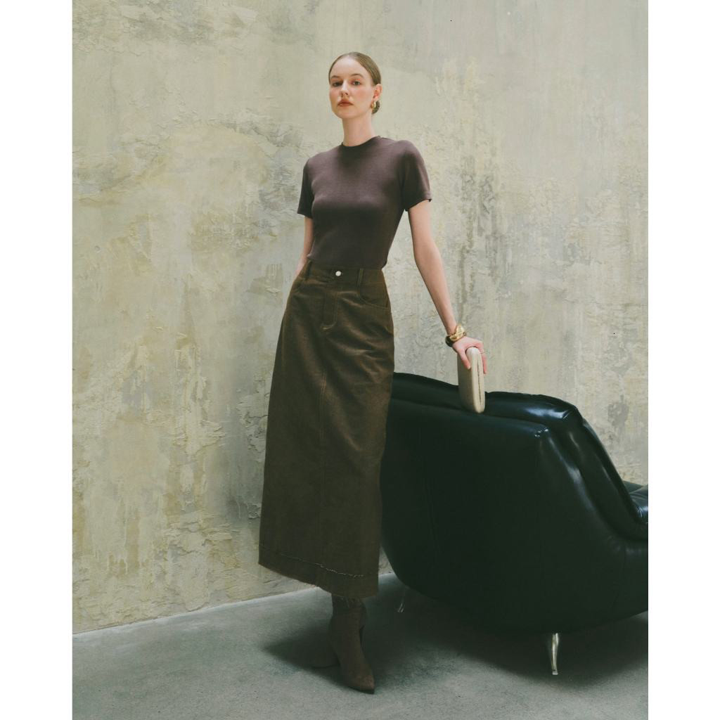 [DEZUS] Áo Thun Cổ Tròn Dáng Ôm Cotton Màu Nâu ChoCo - ERENDIRA TOP - U1KW250705